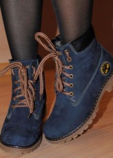 З чим носити жіночі тімберленди? 66 фото Образи з сукнею і спідницею, з пальто і джинсами, з рожевими і чорними черевиками на осінь