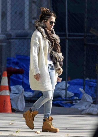 З чим носити жіночі тімберленди? 66 фото Образи з сукнею і спідницею, з пальто і джинсами, з рожевими і чорними черевиками на осінь