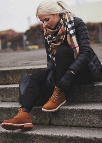 З чим носити жіночі тімберленди? 66 фото Образи з сукнею і спідницею, з пальто і джинсами, з рожевими і чорними черевиками на осінь