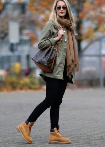 З чим носити жіночі тімберленди? 66 фото Образи з сукнею і спідницею, з пальто і джинсами, з рожевими і чорними черевиками на осінь