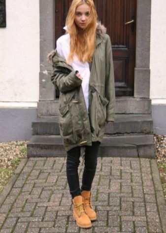 З чим носити жіночі тімберленди? 66 фото Образи з сукнею і спідницею, з пальто і джинсами, з рожевими і чорними черевиками на осінь