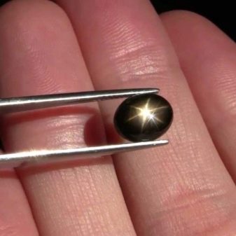 Зірчастий сапфір (31 фото): що це таке? Магічні властивості зоряного каменю. Як відрізнити його від підробки?