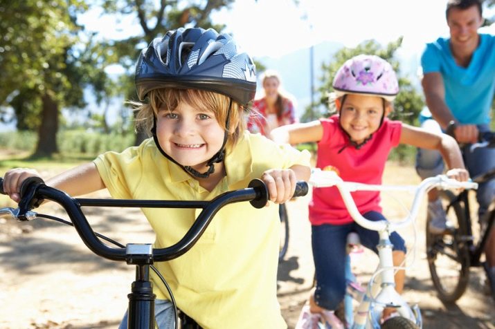 Зі скількох років можна їздити на велосипеді по дорозі? До якого віку кататися на проїжджій частині заборонено?