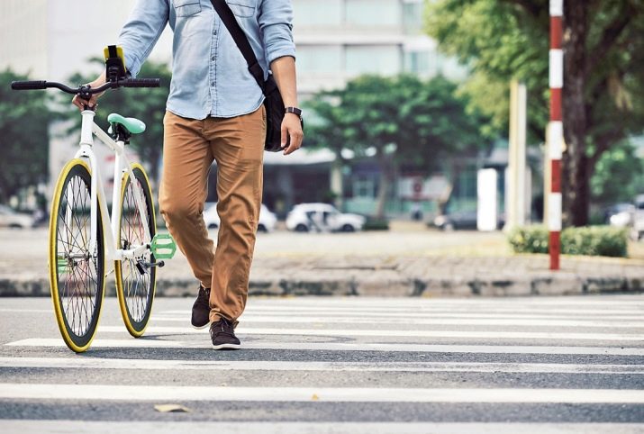 Зі скількох років можна їздити на велосипеді по дорозі? До якого віку кататися на проїжджій частині заборонено?