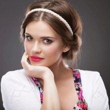 Зачіски для густого волосся (32 фото): жіночі зачіски для дівчат з короткими, довгими волоссям і волоссям середньої довжини. Як правильно укладати?