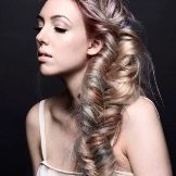 Зачіски для густого волосся (32 фото): жіночі зачіски для дівчат з короткими, довгими волоссям і волоссям середньої довжини. Як правильно укладати?