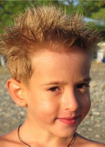 Зачіски для хлопчиків 10 років (72 фото): модні і круті дитячі стрижки, красиві і стильні варіанти з чубчиком для дітей, вибір модельних зачісок
