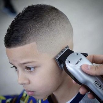 Зачіски для хлопчиків 10 років (72 фото): модні і круті дитячі стрижки, красиві і стильні варіанти з чубчиком для дітей, вибір модельних зачісок