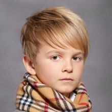 Зачіски для хлопчиків 10 років (72 фото): модні і круті дитячі стрижки, красиві і стильні варіанти з чубчиком для дітей, вибір модельних зачісок