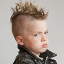 Зачіски для хлопчиків 10 років (72 фото): модні і круті дитячі стрижки, красиві і стильні варіанти з чубчиком для дітей, вибір модельних зачісок