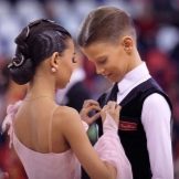 Зачіски для танців (38 фото): вибираємо зачіску для хіп-хоп, сучасних і східних, латинських та іспанських танців, красиві укладання для танцювальних турнірів