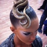 Зачіски для танців (38 фото): вибираємо зачіску для хіп-хоп, сучасних і східних, латинських та іспанських танців, красиві укладання для танцювальних турнірів