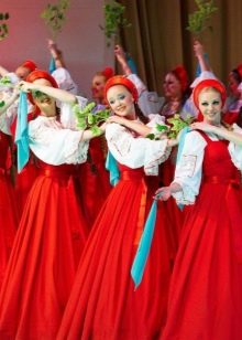 Зачіски для танців (38 фото): вибираємо зачіску для хіп-хоп, сучасних і східних, латинських та іспанських танців, красиві укладання для танцювальних турнірів