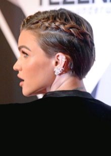 Зачіски на короткі волосся в домашніх умовах (84 фото): як красиво укладати короткі стрижки своїми руками? Покрокові інструкції