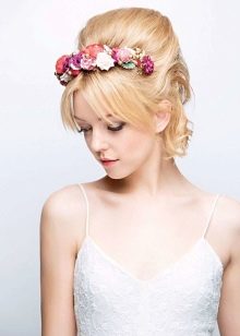 Зачіски на короткі волосся в домашніх умовах (84 фото): як красиво укладати короткі стрижки своїми руками? Покрокові інструкції