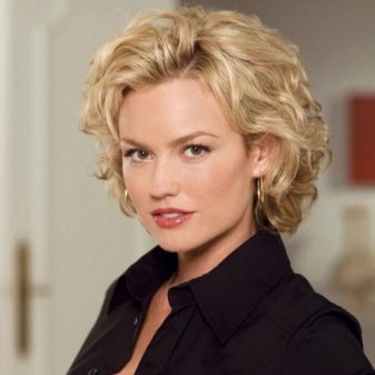 Зачіски на коротке волосся (69 фото): красиві, прості і модні жіночі укладання 2020. Стильні високі й пишні зачіски