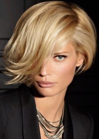 Зачіски на коротке волосся (69 фото): красиві, прості і модні жіночі укладання 2020. Стильні високі й пишні зачіски