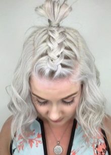 Зачіски на коротке волосся (69 фото): красиві, прості і модні жіночі укладання 2020. Стильні високі й пишні зачіски