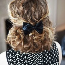 Зачіски на коротке волосся (69 фото): красиві, прості і модні жіночі укладання 2020. Стильні високі й пишні зачіски