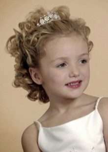 Зачіски на коротке волосся (69 фото): красиві, прості і модні жіночі укладання 2020. Стильні високі й пишні зачіски