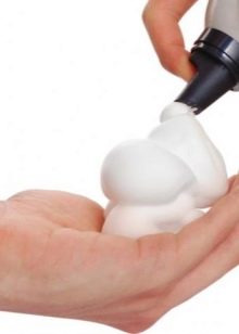 Зачіски на коротке волосся (69 фото): красиві, прості і модні жіночі укладання 2020. Стильні високі й пишні зачіски