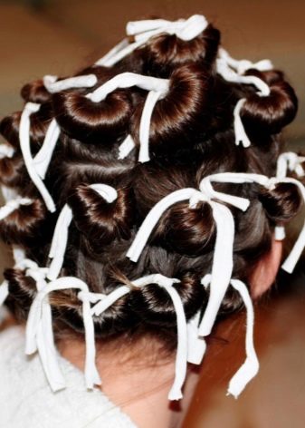 Зачіски на ніч: як можна зробити укладку на вологе і сухе волосся для обсягу з ранку самій собі? Як красиво і легко укласти волосся на ніч?