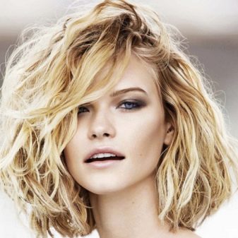 Зачіски на ніч: як можна зробити укладку на вологе і сухе волосся для обсягу з ранку самій собі? Як красиво і легко укласти волосся на ніч?