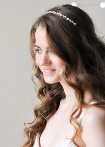 Зачіски на ніч: як можна зробити укладку на вологе і сухе волосся для обсягу з ранку самій собі? Як красиво і легко укласти волосся на ніч?