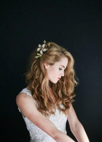 Зачіски на ніч: як можна зробити укладку на вологе і сухе волосся для обсягу з ранку самій собі? Як красиво і легко укласти волосся на ніч?