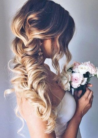 Зачіски на ніч: як можна зробити укладку на вологе і сухе волосся для обсягу з ранку самій собі? Як красиво і легко укласти волосся на ніч?