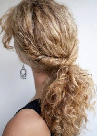 Зачіски на ніч: як можна зробити укладку на вологе і сухе волосся для обсягу з ранку самій собі? Як красиво і легко укласти волосся на ніч?