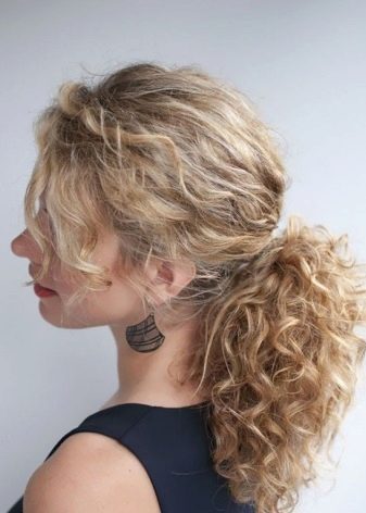 Зачіски на ніч: як можна зробити укладку на вологе і сухе волосся для обсягу з ранку самій собі? Як красиво і легко укласти волосся на ніч?