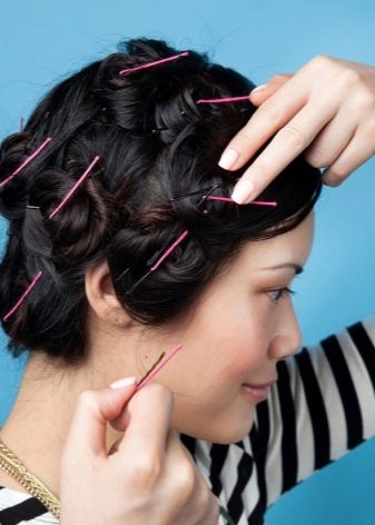 Зачіски на ніч: як можна зробити укладку на вологе і сухе волосся для обсягу з ранку самій собі? Як красиво і легко укласти волосся на ніч?