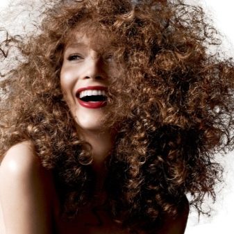 Зачіски на ніч: як можна зробити укладку на вологе і сухе волосся для обсягу з ранку самій собі? Як красиво і легко укласти волосся на ніч?