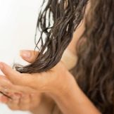 Зачіски на волосся з хімією (45 фото): жіночі стрижки для середніх і коротких волосся з хімічною завивкою. Яку укладку можна зробити?