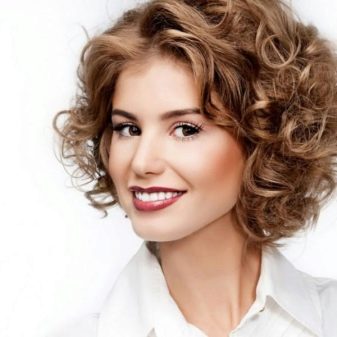 Зачіски на волосся з хімією (45 фото): жіночі стрижки для середніх і коротких волосся з хімічною завивкою. Яку укладку можна зробити?