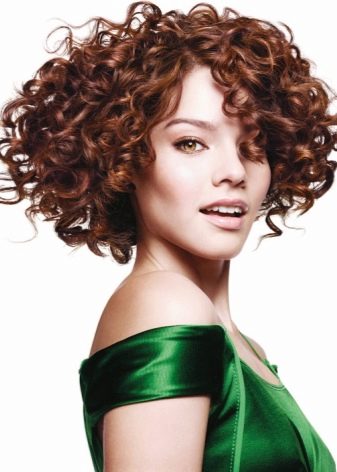 Зачіски на волосся з хімією (45 фото): жіночі стрижки для середніх і коротких волосся з хімічною завивкою. Яку укладку можна зробити?