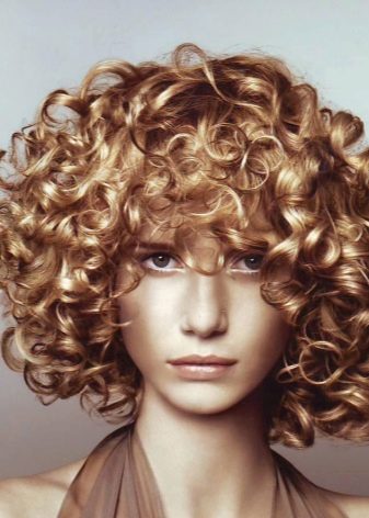 Зачіски на волосся з хімією (45 фото): жіночі стрижки для середніх і коротких волосся з хімічною завивкою. Яку укладку можна зробити?