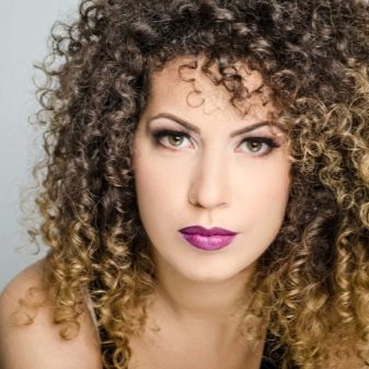 Зачіски на волосся з хімією (45 фото): жіночі стрижки для середніх і коротких волосся з хімічною завивкою. Яку укладку можна зробити?