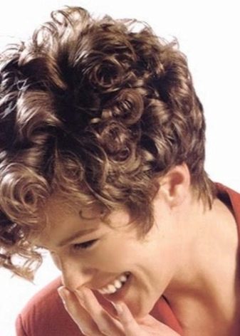 Зачіски на волосся з хімією (45 фото): жіночі стрижки для середніх і коротких волосся з хімічною завивкою. Яку укладку можна зробити?