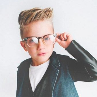 Зачіски набік для хлопчиків (37 фото): як зробити стрижку з чубком і проділом для підлітків? Зачіски на довге волосся з зачесом