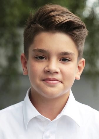 Зачіски набік для хлопчиків (37 фото): як зробити стрижку з чубком і проділом для підлітків? Зачіски на довге волосся з зачесом