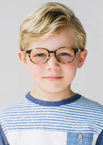 Зачіски набік для хлопчиків (37 фото): як зробити стрижку з чубком і проділом для підлітків? Зачіски на довге волосся з зачесом