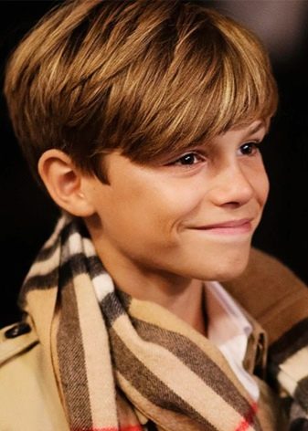 Зачіски набік для хлопчиків (37 фото): як зробити стрижку з чубком і проділом для підлітків? Зачіски на довге волосся з зачесом