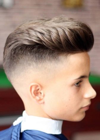 Зачіски набік для хлопчиків (37 фото): як зробити стрижку з чубком і проділом для підлітків? Зачіски на довге волосся з зачесом