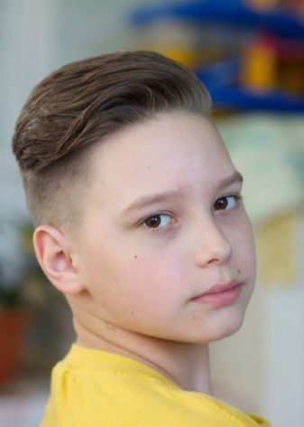 Зачіски набік для хлопчиків (37 фото): як зробити стрижку з чубком і проділом для підлітків? Зачіски на довге волосся з зачесом