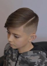 Зачіски набік для хлопчиків (37 фото): як зробити стрижку з чубком і проділом для підлітків? Зачіски на довге волосся з зачесом