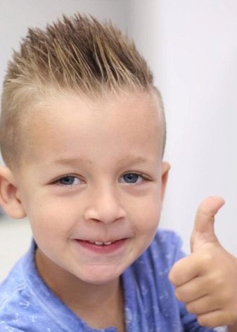 Зачіски набік для хлопчиків (37 фото): як зробити стрижку з чубком і проділом для підлітків? Зачіски на довге волосся з зачесом