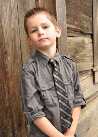 Зачіски набік для хлопчиків (37 фото): як зробити стрижку з чубком і проділом для підлітків? Зачіски на довге волосся з зачесом