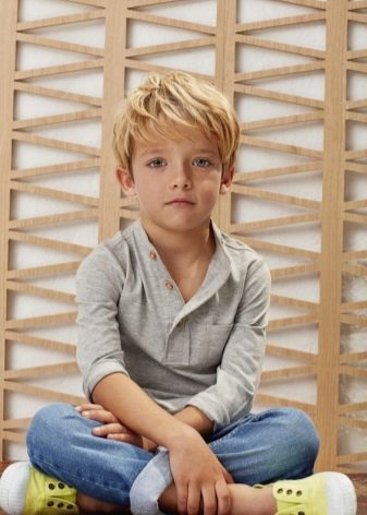 Зачіски набік для хлопчиків (37 фото): як зробити стрижку з чубком і проділом для підлітків? Зачіски на довге волосся з зачесом